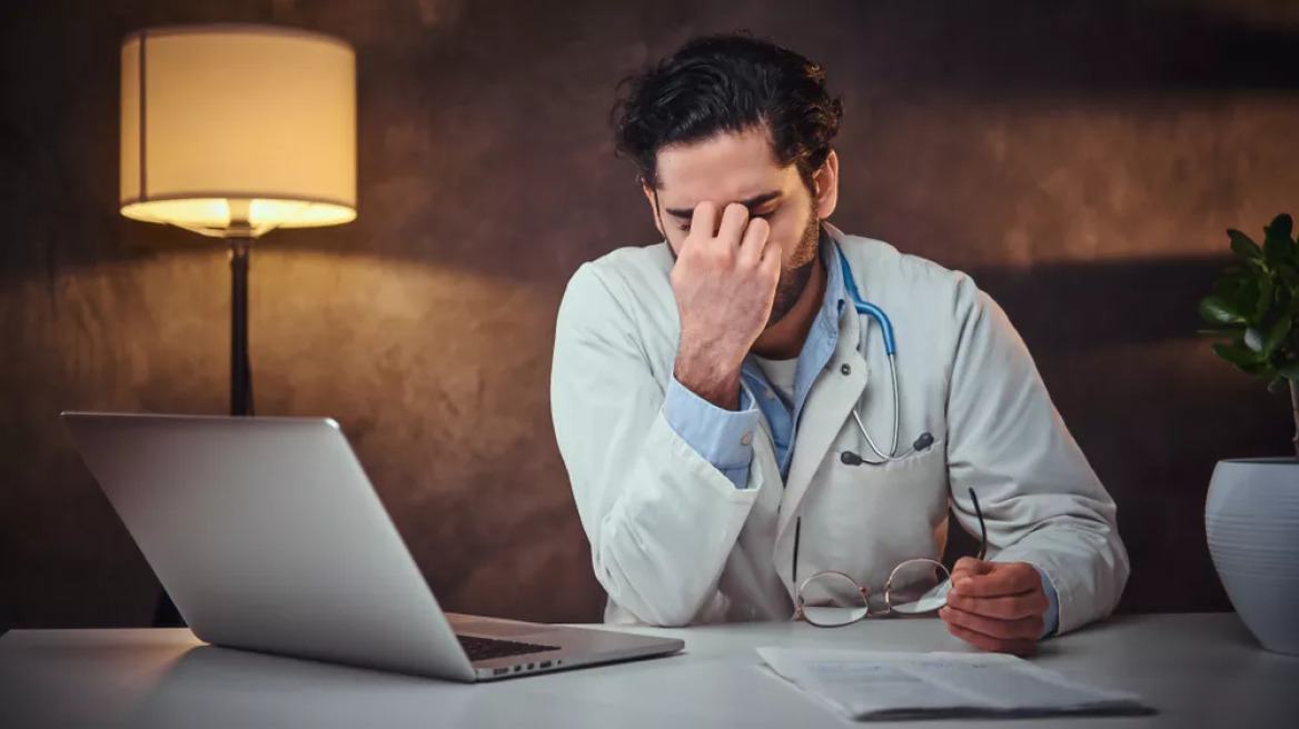 Burnout: Έως και 55% των εργαζομένων υγείας σκέφτεται να αποχωρήσει