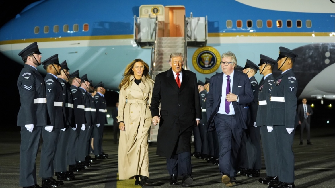 Έφτασε στο Λονδίνο ο Τραμπ μαζί με τη Μελάνια - Το πρόγραμμα του Αμερικανού προέδρου στη Βρετανία
