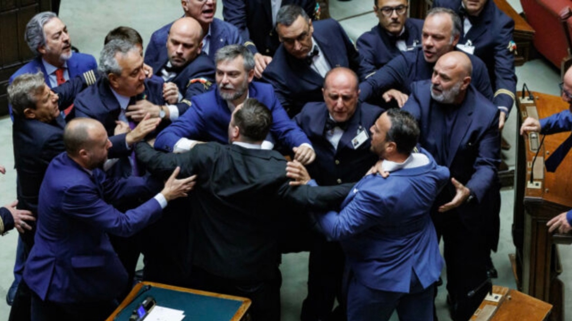 Βουλευτές στην Ιταλία πιάστηκαν στα χέρια μετά από ψηφοφορία για συνταγματική μεταρρύθμιση - Δείτε βίντεο 