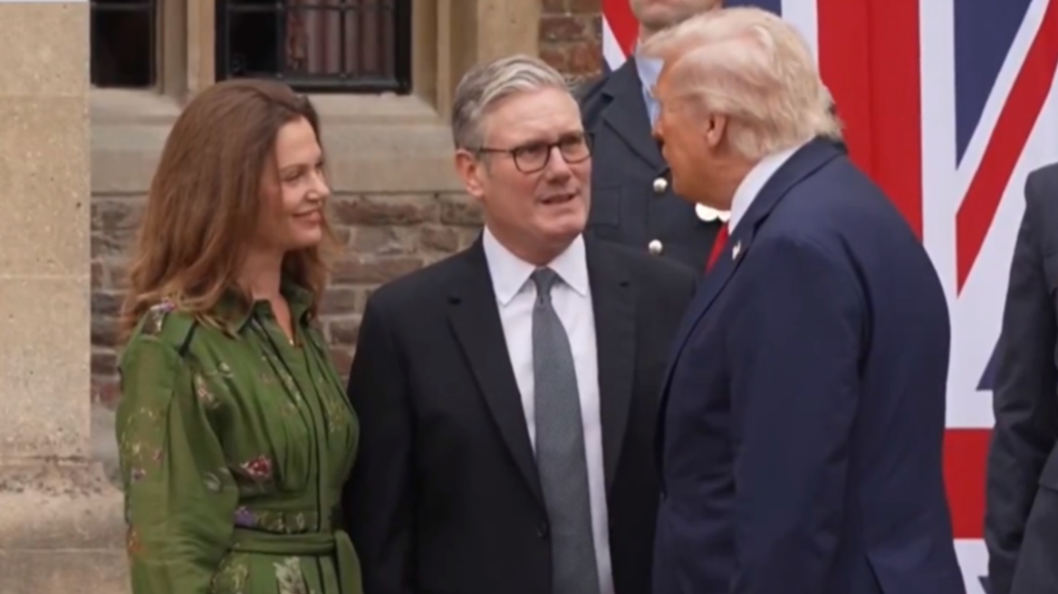 Έφθασε με ελικόπτερο στο Τσέκερς ο Ντόναλντ Τραμπ για τη συνάντησή του με τον Κιρ Στάρμερ