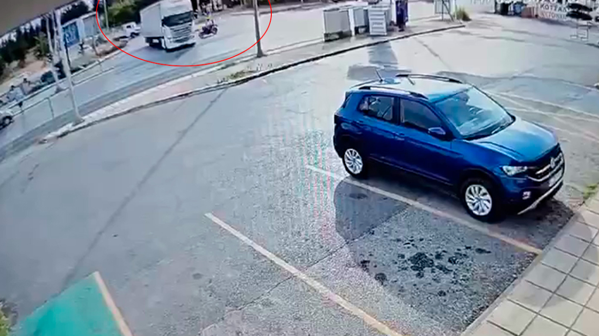Βίντεο-ντοκουμέντο από το τροχαίο δυστύχημα στη Θεσσαλονίκη: Η στιγμή που ο 29χρονος μοτοσικλετιστής συγκρούεται με την νταλίκα