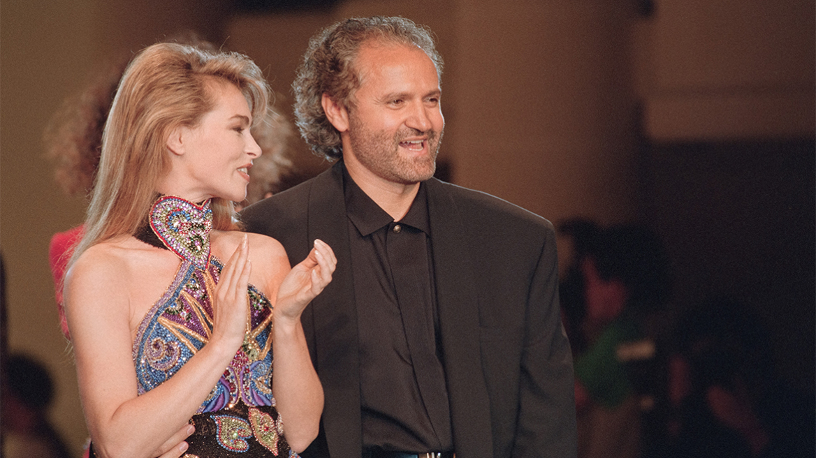 Gianni Versace: Ιστορίες και παρασκήνια για τη ζωή και το έργο του σχεδιαστή που ακόμα μαγεύει