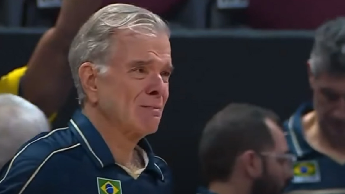 Συγκλονιστική σκηνή: Ο τεχνικός της Εθνικής Βραζιλίας στο βόλεϊ πληροφορείται μέσα στο γήπεδο ότι η μητέρα του πέθανε - Δείτε βίντεο