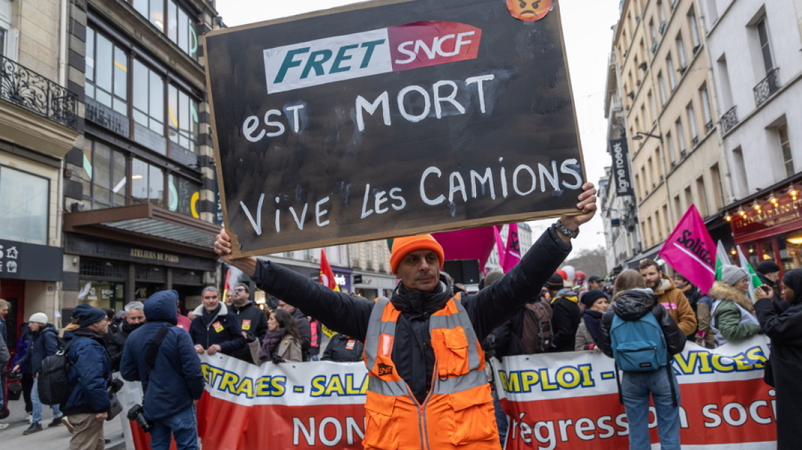 Γαλλία: Με νέες απεργιακές κινητοποιήσεις απειλούν οκτώ βασικά συνδικάτα