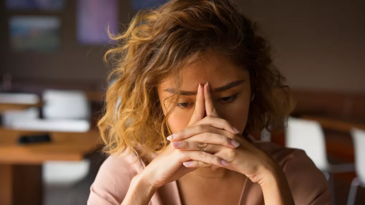 Είναι κατάθλιψη ή Burnout; Ποιες είναι οι διαφορές – Η επιστήμη απαντά και δίνει λύσεις

