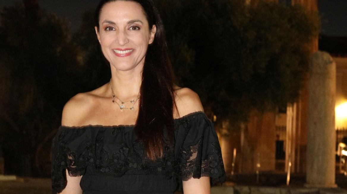 Κατερίνα Ευαγγελάτου: Με μαύρο off-shoulder φόρεμα και εσπαντρίγιες στη Ρωμαϊκή Αγορά της Αθήνας
