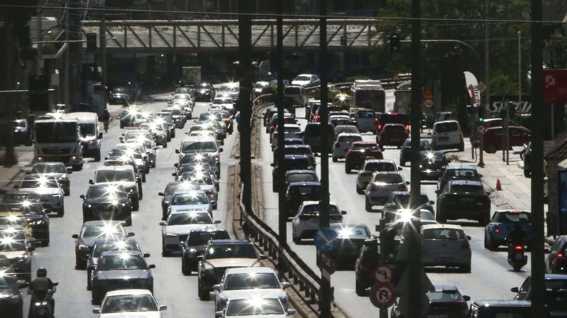 Κίνηση στους δρόμους: Σημαντικές καθυστερήσεις σε Κηφισό, Κηφισίας, Λ.Αθηνών και κεντρικούς άξονες της Αττικής
