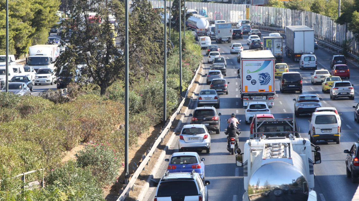 Στο «κόκκινο» οι δρόμοι της Αθήνας: Μεγάλο μποτιλιάρισμα σε Αττική Οδό και Κηφισό