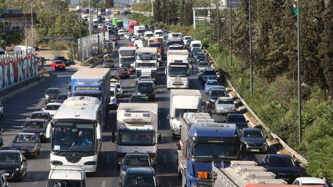 Κίνηση στους δρόμους: Δύσκολος ο Κηφισός, καθυστερήσεις έως 35΄ στην Αττική Οδό