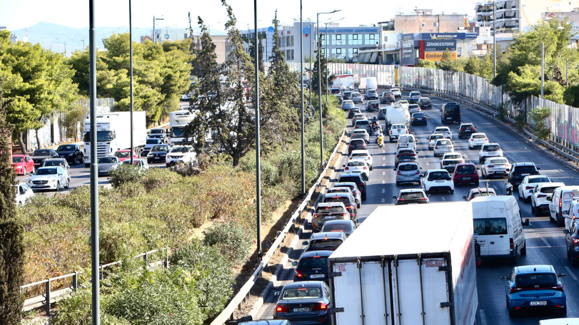 Τροχαίο στον Κηφισό, φορτηγό συγκρούστηκε με ΙΧ - Αυξημένη κίνηση