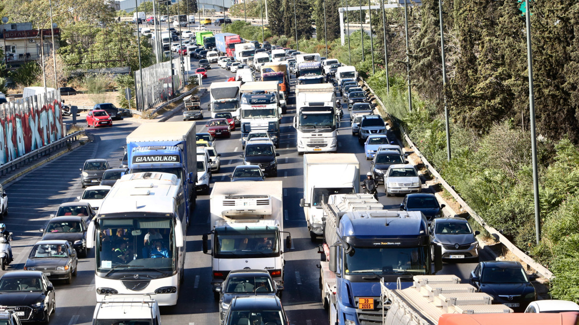 Κίνηση στους δρόμους: 30λεπτες καθυστερήσεις στην Αττική Οδό, χαμηλές ταχύτητες και στον Κηφισό 
