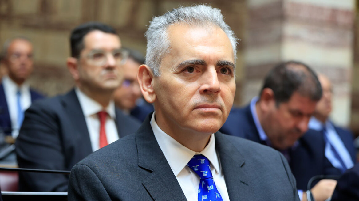 Με μπλε γραβάτα με ελληνικές σημαίες ο Μάξιμος Χαρακόπουλος στη Βουλή - «Έχει γράψει πολλά χιλιόμετρα στη ΝΔ» είπε ο Μητσοτάκης
