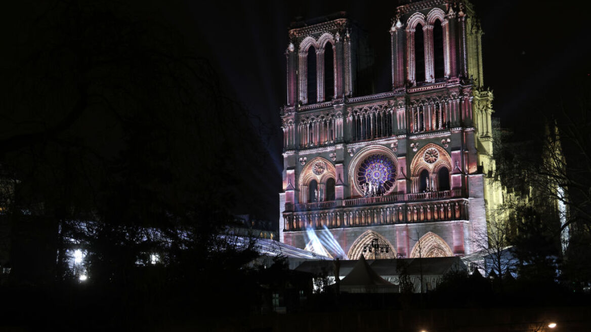 Πένθιμα χτυπούν οι καμπάνες της Παναγίας των Παρισίων για τα 10 χρόνια από τις τρομοκρατικές επιθέσεις - Δείτε βίντεο