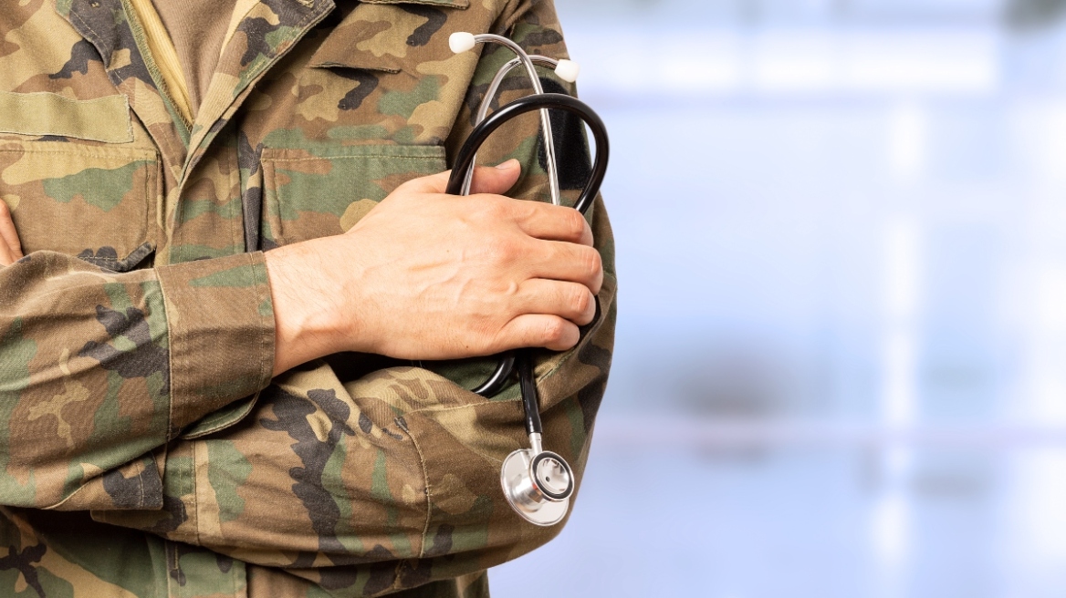 Σε διαθεσιμότητα στρατιωτικός γιατρός από τη Λάρισα – Καταγγέλθηκε από πρώην συντρόφους του για ενδοοικογενειακή βία