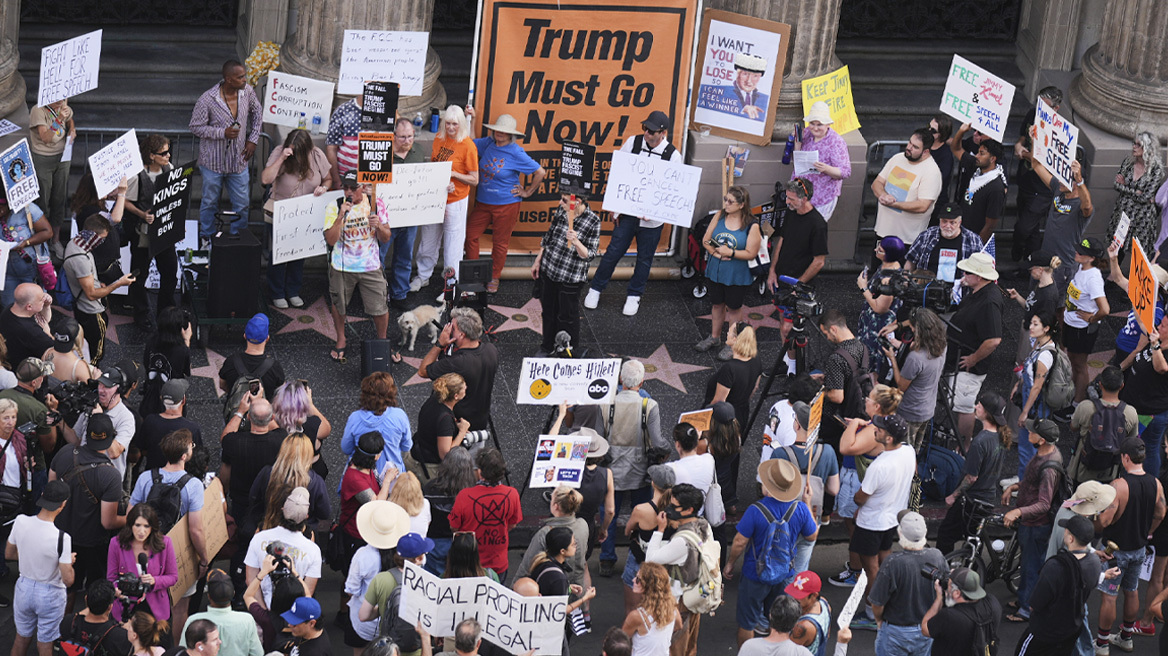 Σεναριογράφοι διαδήλωσαν στη Νέα Υόρκη μετά το κόψιμο της εκπομπής του Τζίμι Κίμελ - Δείτε βίντεο