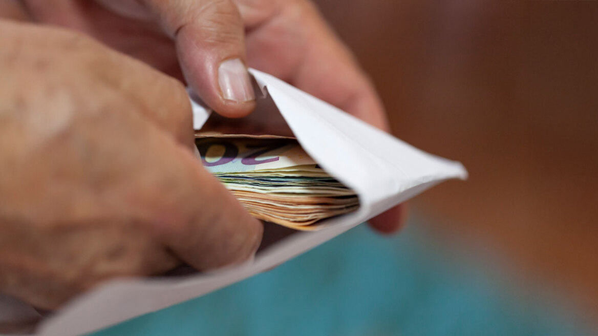 Συνελήφθη εφοριακός στην Κατερίνη, ζήτησε 1.000 ευρώ «φακελάκι» για να μην κόψει πρόστιμο σε φούρνο