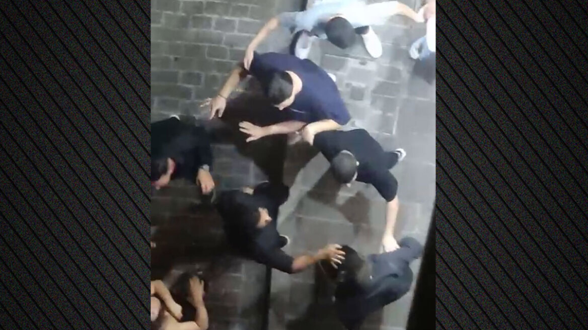 Δείτε βίντεο: Άγριο ξύλο στο Ρέθυμνο - Συμπλοκή νεαρών στο παλιό λιμάνι τα ξημερώματα