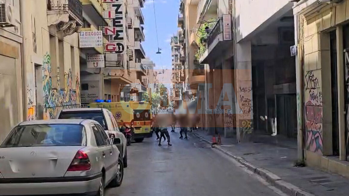 Άγρια συμπλοκή με μαχαίρωμα στο κέντρο της Αθήνας, δείτε βίντεο από το επεισόδιο