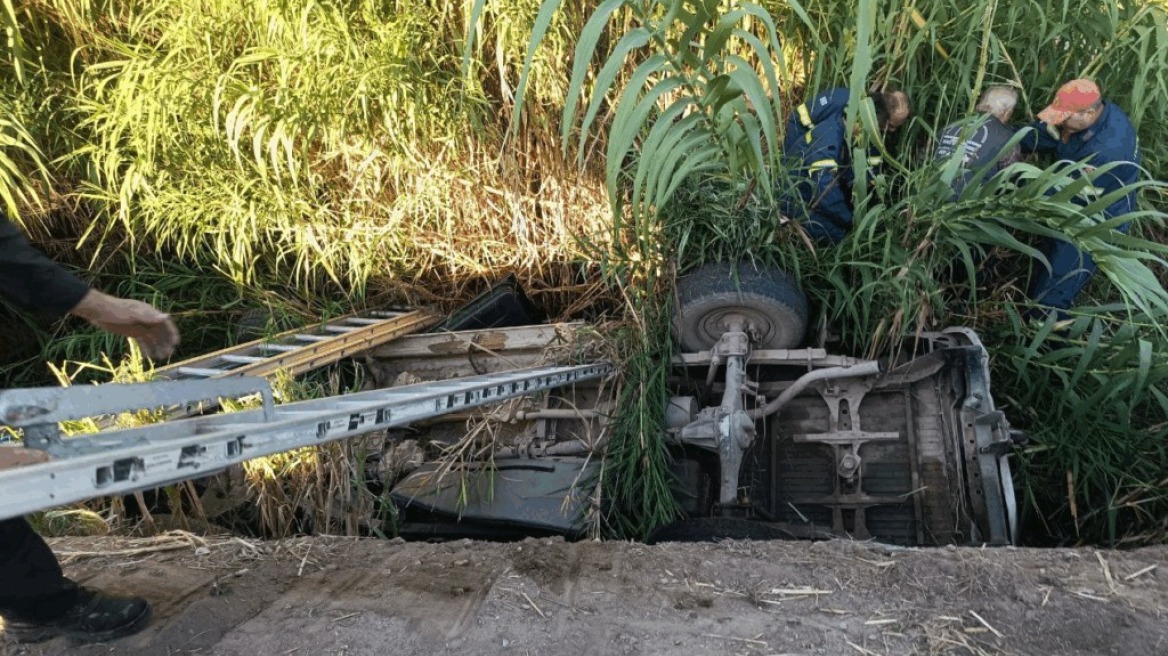 Τροχαίο στα Καλύβια Αγρινίου: Αυτοκίνητο ντεραπάρισε και κατέληξε σε αυλάκι, απεγκλωβίστηκε ο οδηγός
