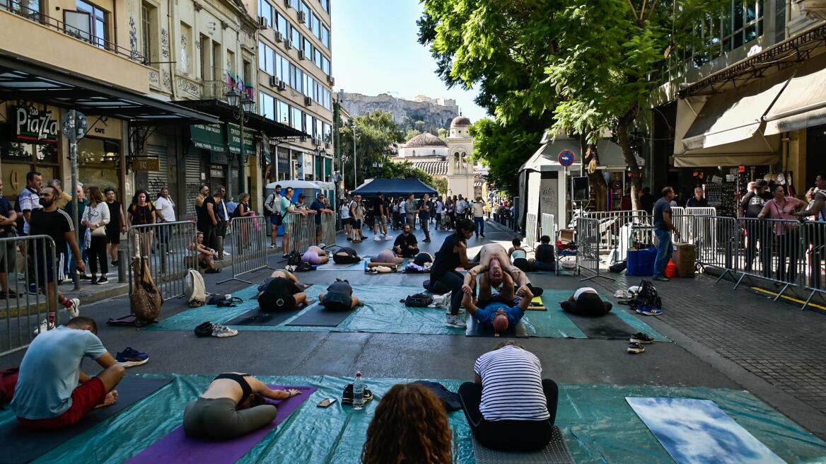 Φωτογραφίες από την ημέρα «Αθήνα Χωρίς Αυτοκίνητο» - Έκαναν γιόγκα στους δρόμους του κέντρου