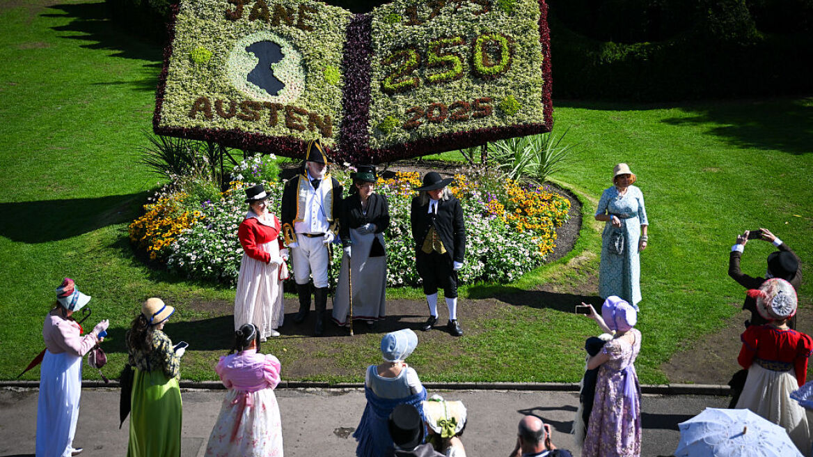 Χιλιάδες κόσμου γιόρτασαν τα 250 χρόνια από τη γέννηση της Jane Austen (εικόνες)
