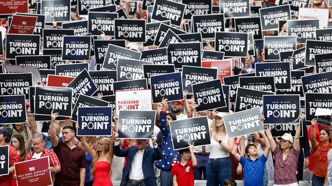 Κατάμεστο το State Farm Stadium για το τελευταίο αντίο στον Τσάρλι Κερκ - Παρών και ο Μασκ, δείτε φωτογραφίες και βίντεο