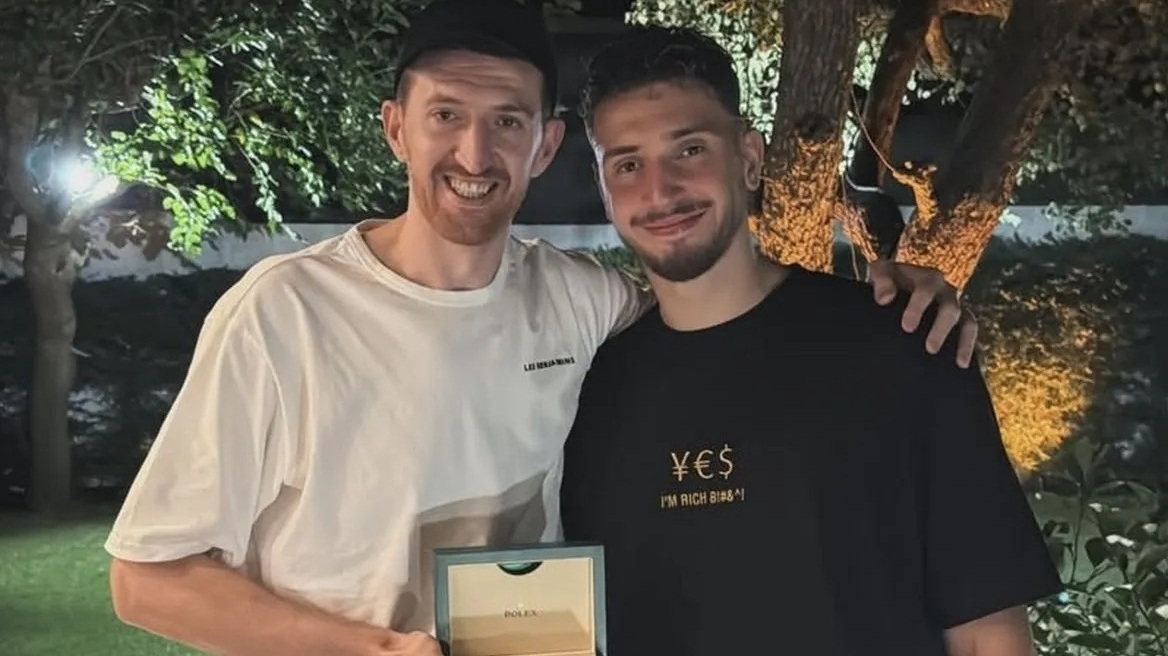 Ο Σενγκούν κράτησε την υπόσχεσή του - Δώρισε ένα Rolex στον Οσμάνι επειδή κράτησε τον Γιάννη κάτω από τους 20 πόντους