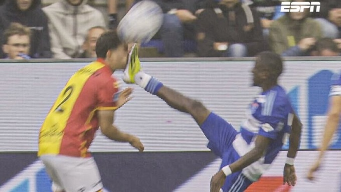 Κόκκινη - αστραπή μετά από μαρκάρισμα... καρατέκα: Ο Μοντέιρο άφησε την Τσβόλε με δέκα από το… 2' - Βίντεο
