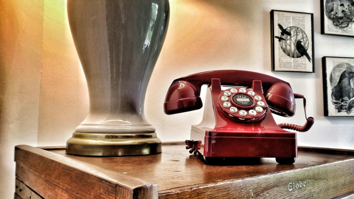 Έκαναν δώρο γενεθλίων στη 10χρονη κόρη τους ένα σταθερό τηλέφωνο, δημιουργώντας μια ολόκληρη τάση στην κοινότητά τους
