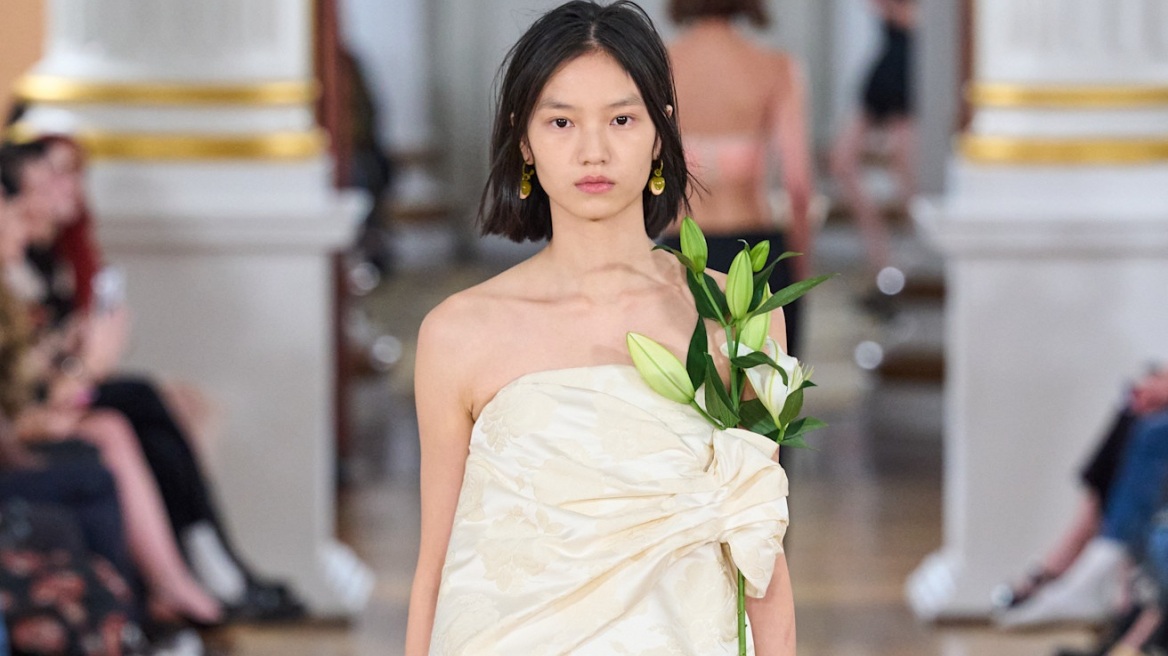 Οι νέες Crocs μπαλαρίνες της Simone Rocha έκαναν το ντεμπούτο τους στην Εβδομάδα Μόδας του Λονδίνου

