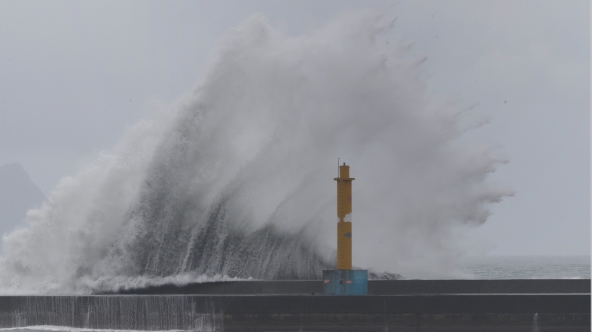 Ο τυφώνας Ραγκάσα πλησιάζει απειλητικά τις Φιλιππίνες με ανέμους 250 χλμ/ώρα 