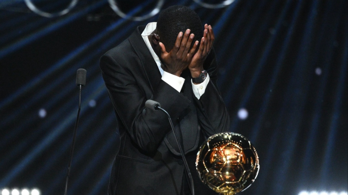 Τα δάκρυα του Ντεμπελέ για τη Χρυσή Μπάλα και η αφιέρωση στην οικογένειά του - Δείτε βίντεο