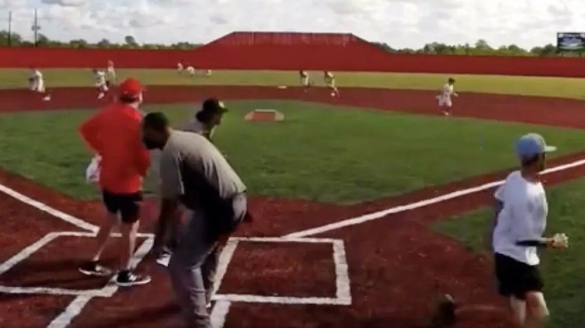 Τρόμος σε αγώνα μπέιζμπολ στο Τέξας, προπονητής τραυματίστηκε από αδέσποτη σφαίρα - Bίντεο
