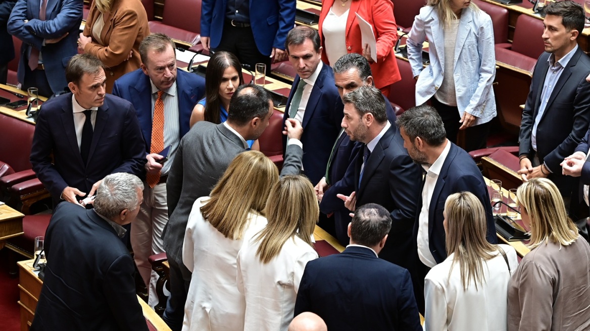 Τεντωμένα νεύρα στο ΠΑΣΟΚ: Οι βολές Γερουλάνου, ο διάλογος Δούκα –Διαμαντοπούλου και το think tank του Σαχινίδη