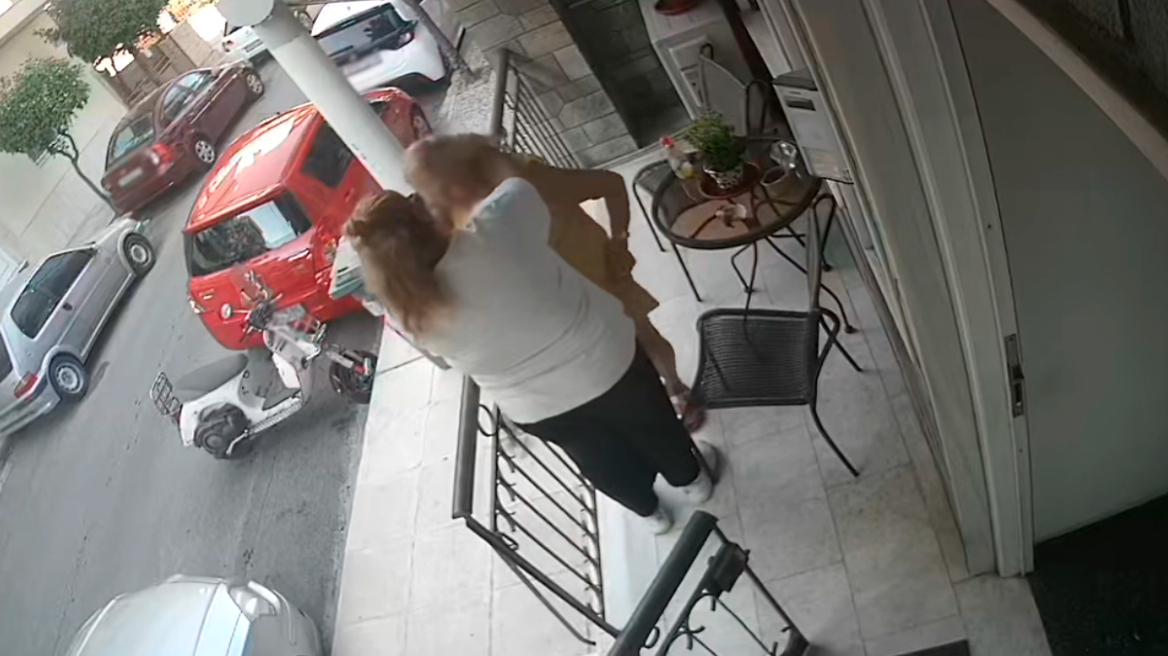 Η στιγμή που Ρομά αγκαλιάζει ηλικιωμένη και της αρπάζει την αλυσίδα - Η ανάρτηση του γιου του θύματος