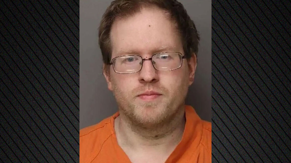 Φρίκη στις ΗΠΑ: Κλείδωσε τέσσερα άτομα στο υπόγειό του, τα κακοποιούσε και τους έκλεβε χρήματα, νεκρή εντοπίστηκε μία γυναίκα