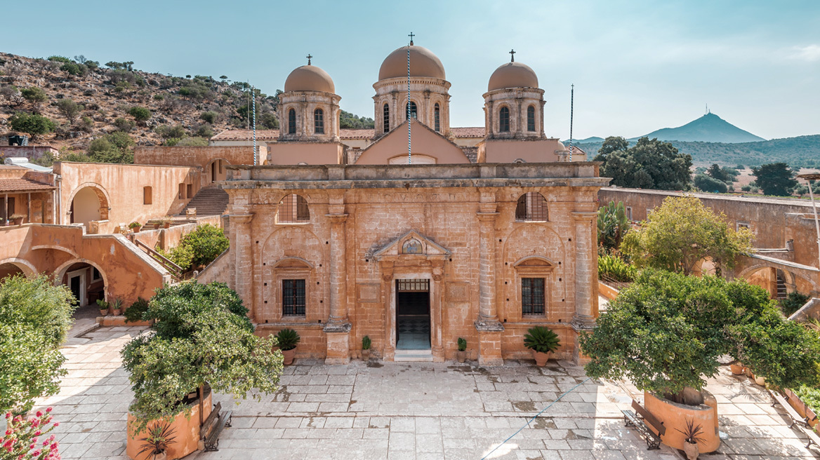 Δεσμεύτηκε η περιουσία των δύο ξενοδόχων και του επισκόπου που πούλησαν την «παραλία του Αλέξη Ζορμπά» στα Χανιά