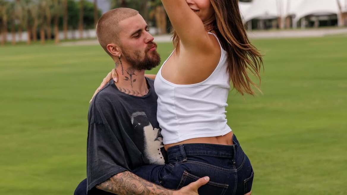 Justin και Hailey Bieber: Ρομαντικές στιγμές στον χώρο του Coachella λίγο πριν τη μεγάλη επιστροφή του pop icon στη σκηνή