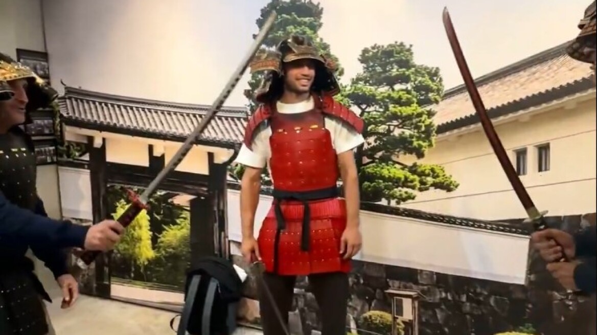 Κάρλος Αλκαράθ: Ντύθηκε Σαμουράι και εξασκήθηκε στη μάχη με σπαθί κατάνα - Δείτε βίντεο 