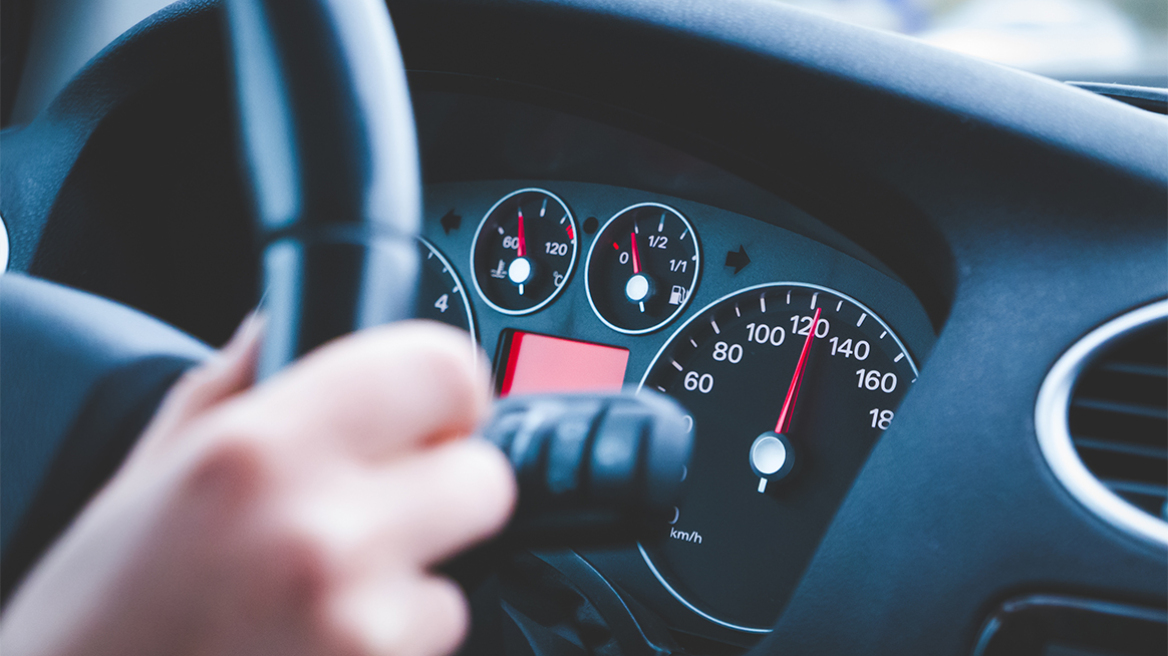 «Μόλις 4 δευτερόλεπτα»: Καθηγητής μαθηματικών εξηγεί γιατί δεν χρειάζεται να τρέχουμε με 140 χλμ./ώρα σε αυτοκινητόδρομο