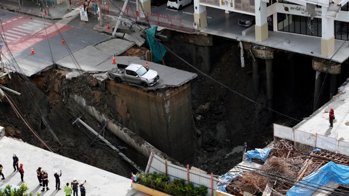 Ταϊλάνδη: Τεράστια τρύπα βάθους 50 μέτρων άνοιξε μπροστά από νοσοκομείο στην Μπανγκόκ