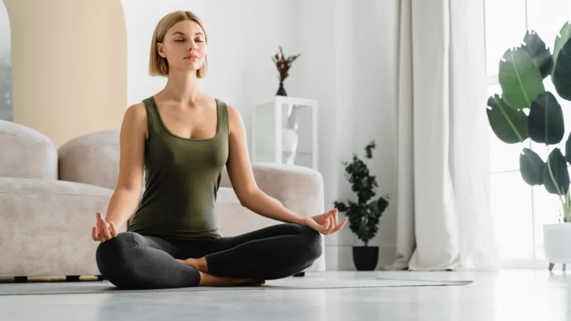 Γιόγκα: Πώς η ρυθμική αναπνοή επηρεάζει τον εγκέφαλο και προκαλεί βαθιά χαλάρωση
