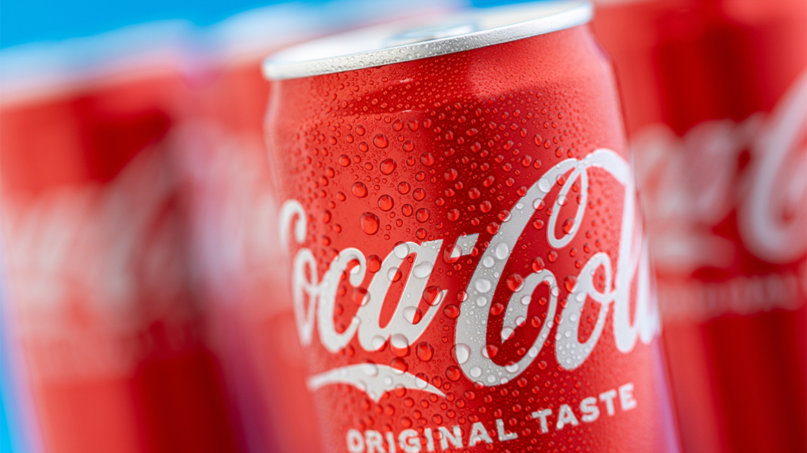 Κανείς δεν το είχε δει: Το κρυφό μήνυμα στο λογότυπο της Coca-Cola που μόλις αποκαλύφθηκε