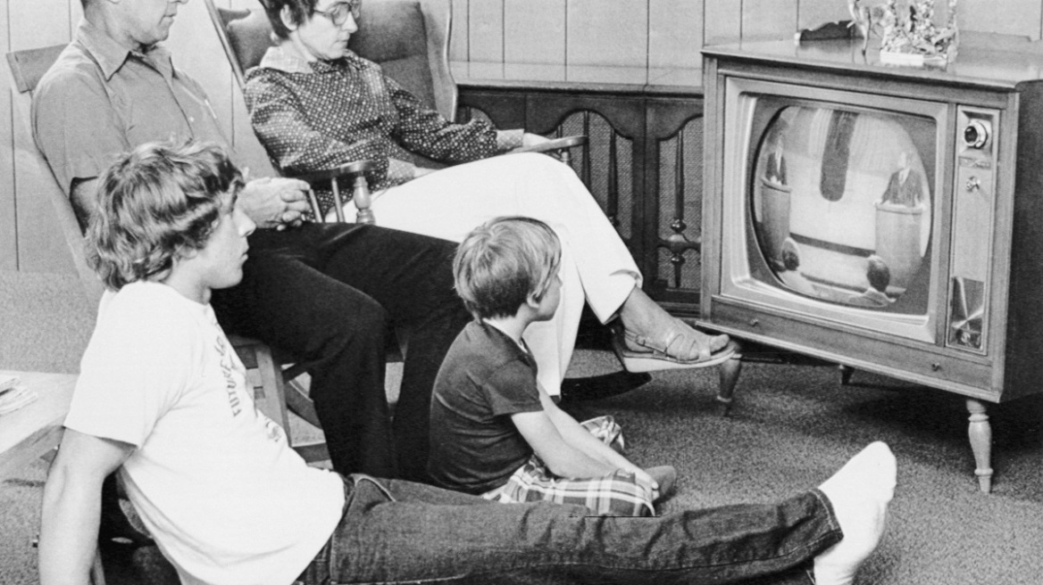 Σε ποια ηλικία φεύγουν οι Έλληνες από το πατρικό τους;
