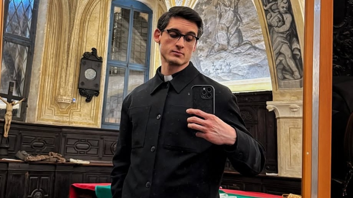 Σάλος στην Ιταλία για τον σέξι 32χρονο ιερέα που έκανε διαφήμιση για συμπληρώματα διατροφής: «Η προσευχή δεν αρκεί μικρά μου»
