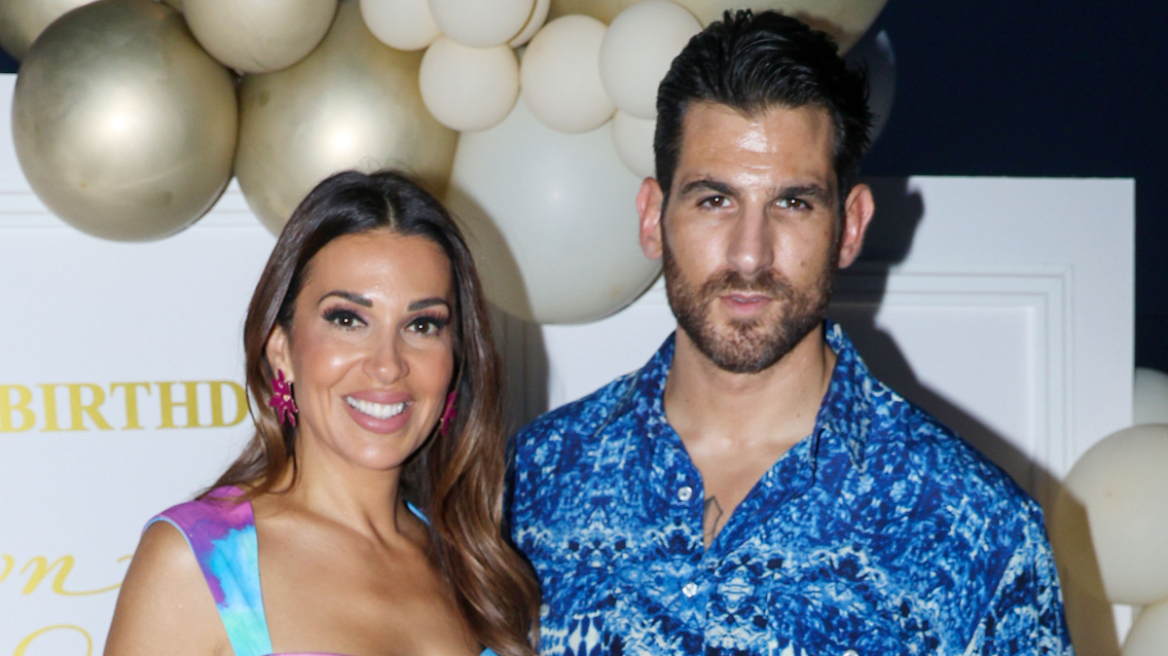 Παύλου για τον γάμο του με τη Χατζίδου: Κοιμάμαι στον καναπέ, μόνο μια φορά την εβδομάδα πάω στο κρεβάτι