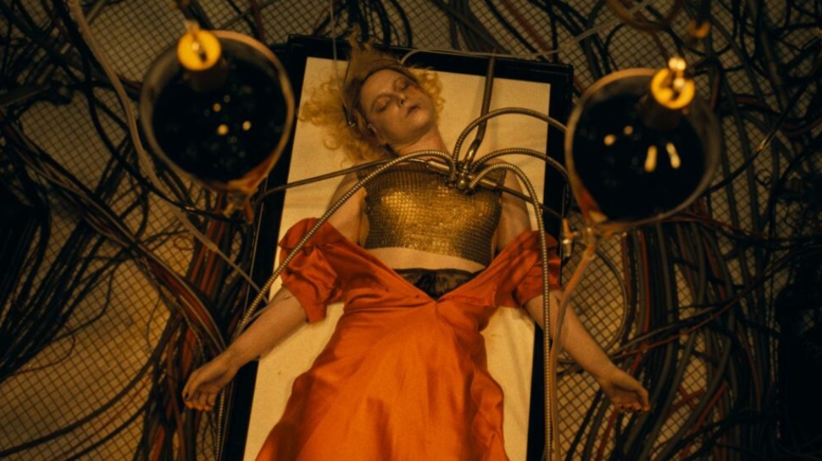 The Bride: Κυκλοφόρησε το teaser της ταινίας της Μάγκι Τζίλενχαλ