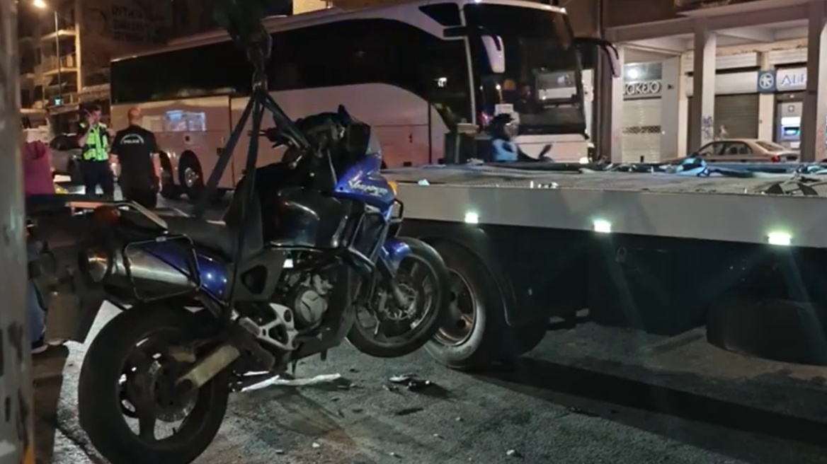 Μηχανή παρέσυρε 40χρονη στην Πατησίων: Μεταφέρθηκε σοβαρά τραυματισμένη στο Γεννηματάς, συνελήφθη ο αναβάτης - Βίντεο