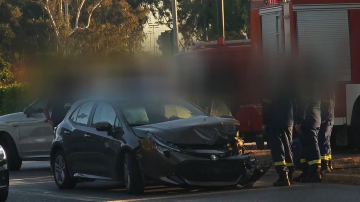 Προβλήματα στην κυκλοφορία στη λεωφόρο Ποσειδώνος, λόγω σύγκρουσης οχημάτων στο ύψος της Γλυφάδας