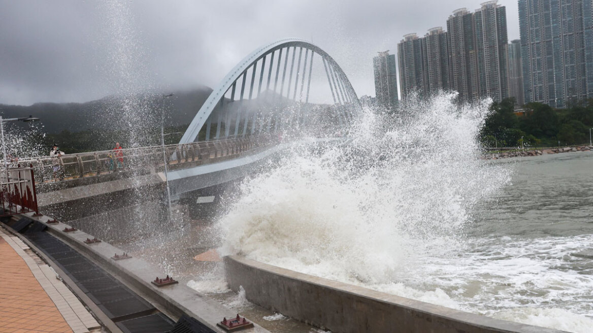 Χονγκ Κονγκ: Συγκλονιστικές εικόνες από το καταστροφικό πέρασμα του υπερτυφώνα Ραγκάσα – Δείτε βίντεο
